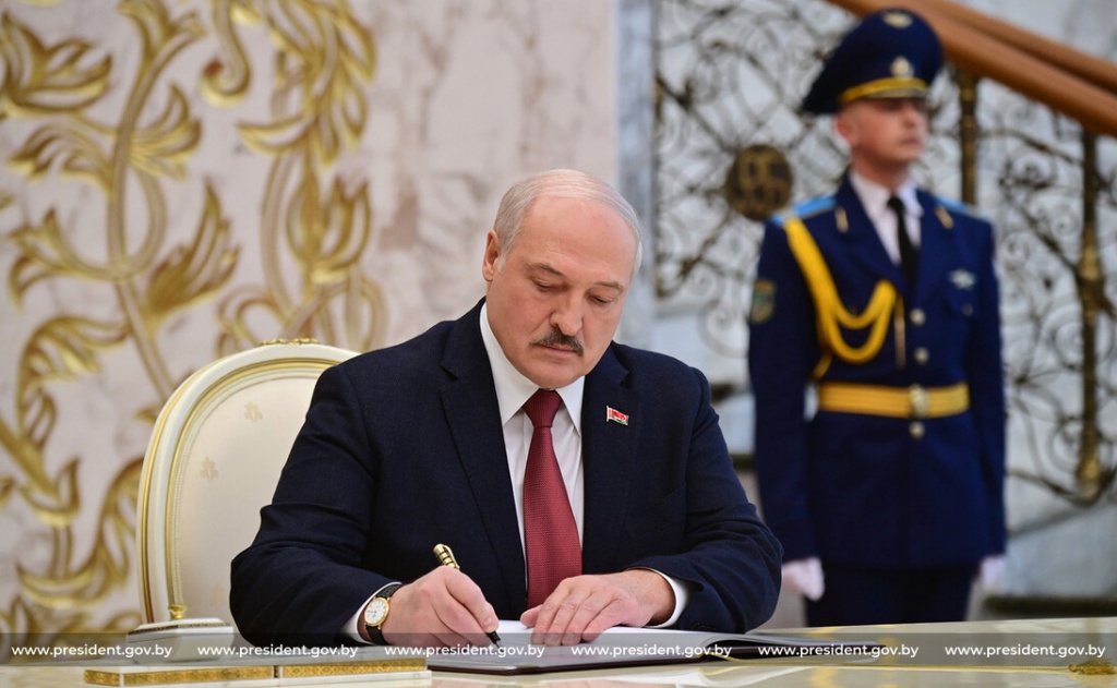 Подписание референдума.jpg